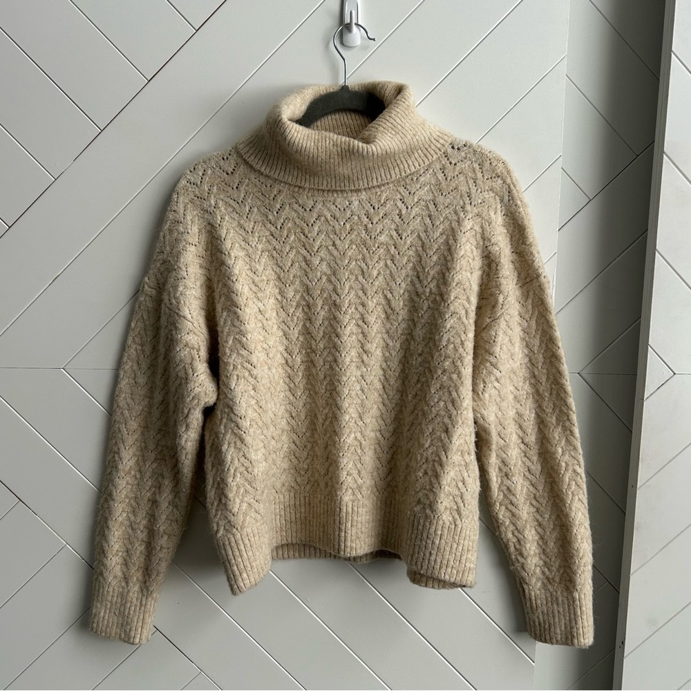 $10 item! Women’s Old Navy Cozy Cream Turtleneck Sweater size medium